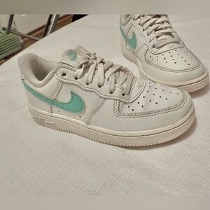 Nike Air Force 1 Summit White/Emerald Rise size 11 child